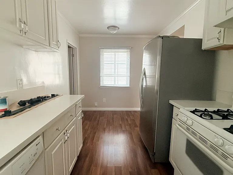 4112 W Victory Blvd — Photo 8