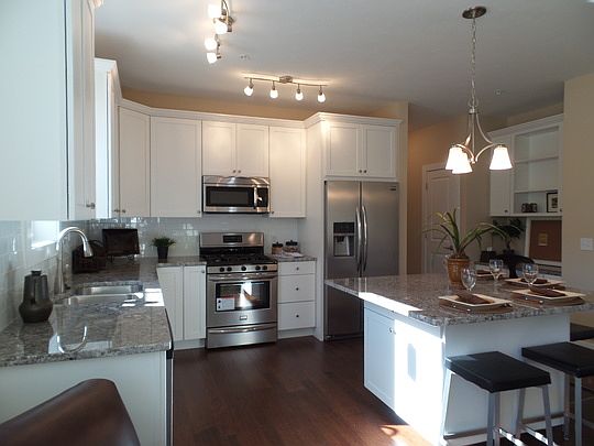 2nd image of 115 E Eighth St Unit 10