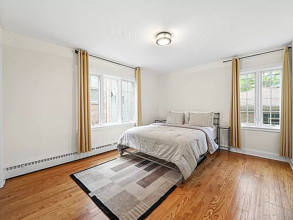 3rd image of 2545 W Lunt Ave #1