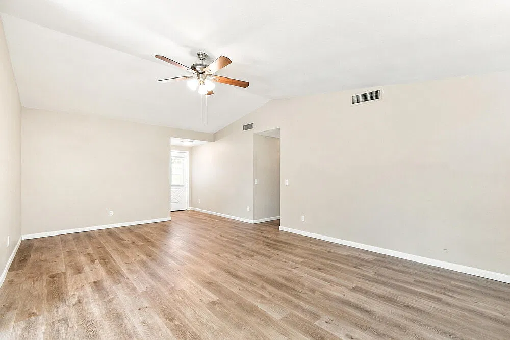 3 bed, 2.0 bath, 1306 sqft, $2,075 — Photo 4