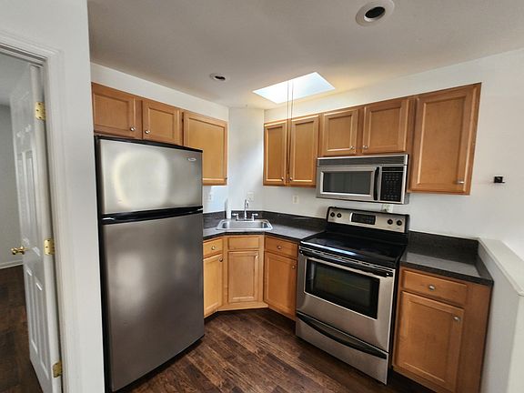 5th image of 154 Sumac St Floor 3