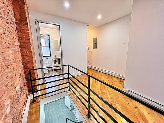 4th image of 556 Gates Ave APT 1
