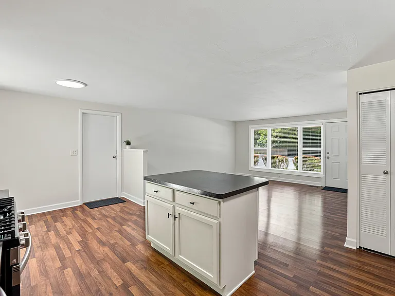 924 Bradford Ln — Photo 13