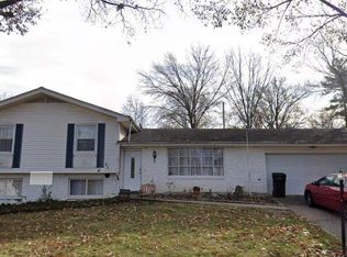 4921 Chateau Dr, Godfrey, IL
