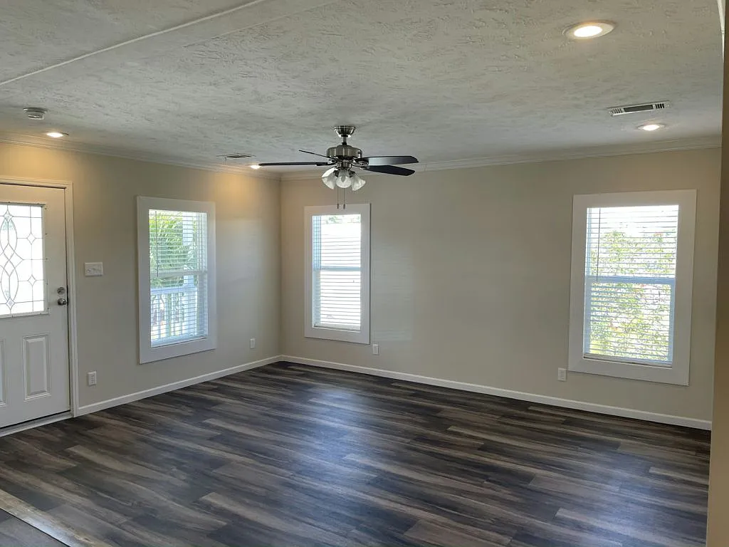 3 bed, 2.0 bath, 1372 sqft, $1,789 — Photo 3