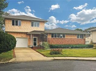 31 10th Ave, Farmingdale, NY 11735