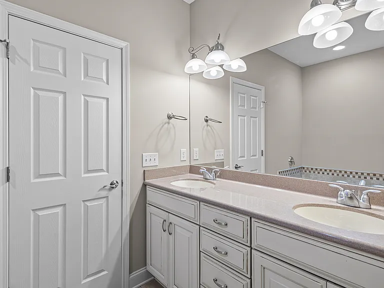 58 Burlington Ln — Photo 12