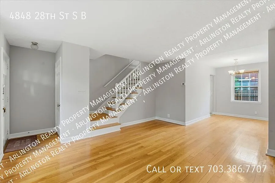 Spacious 2-Bedroom in Prime Arlington Location — Photo 3