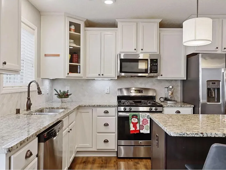 3300 Lakewood Trl — Photo 5
