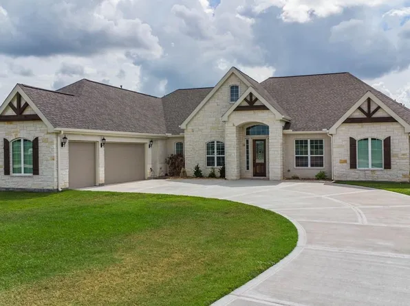 305 Champions Ct, El Campo, TX 77437