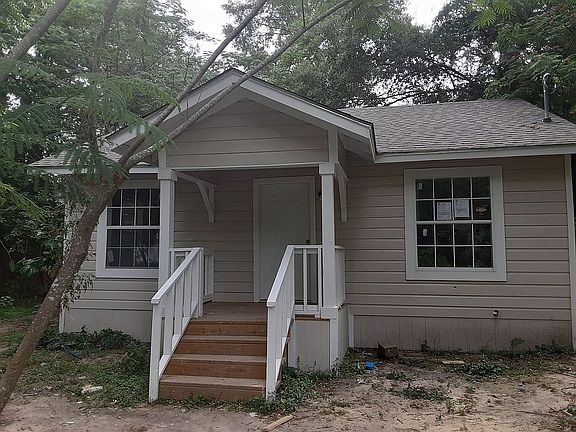 4th image of 610 E Avenue E