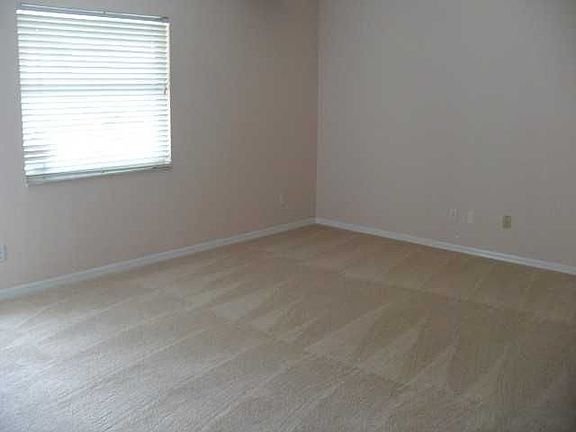 4th image of 427 SE 24th St