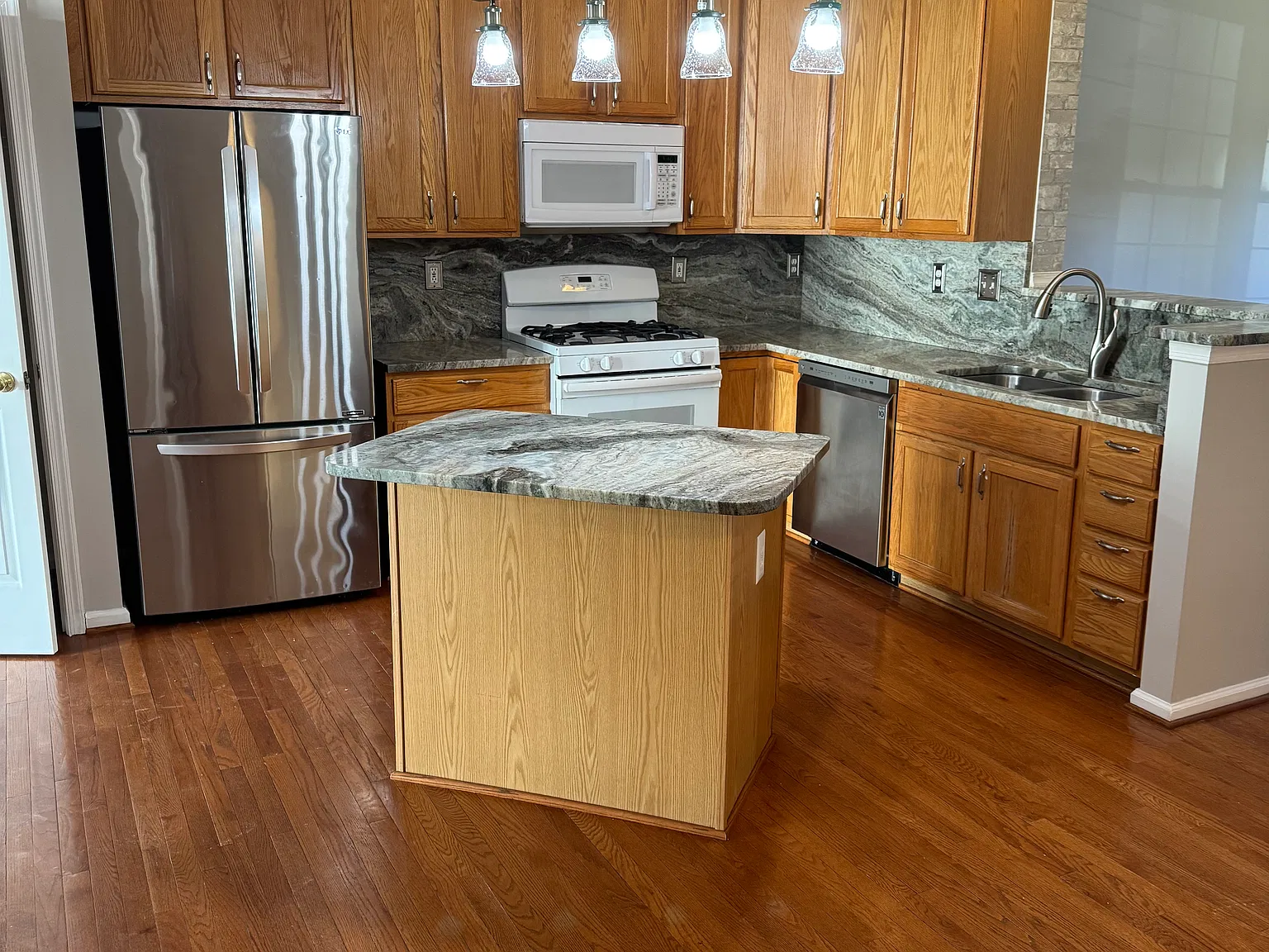3 bed, 2.5 bath, 1760 sqft, $3,200 — Photo 3