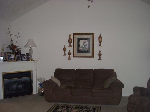3rd image of 200 Woods Edge Dr