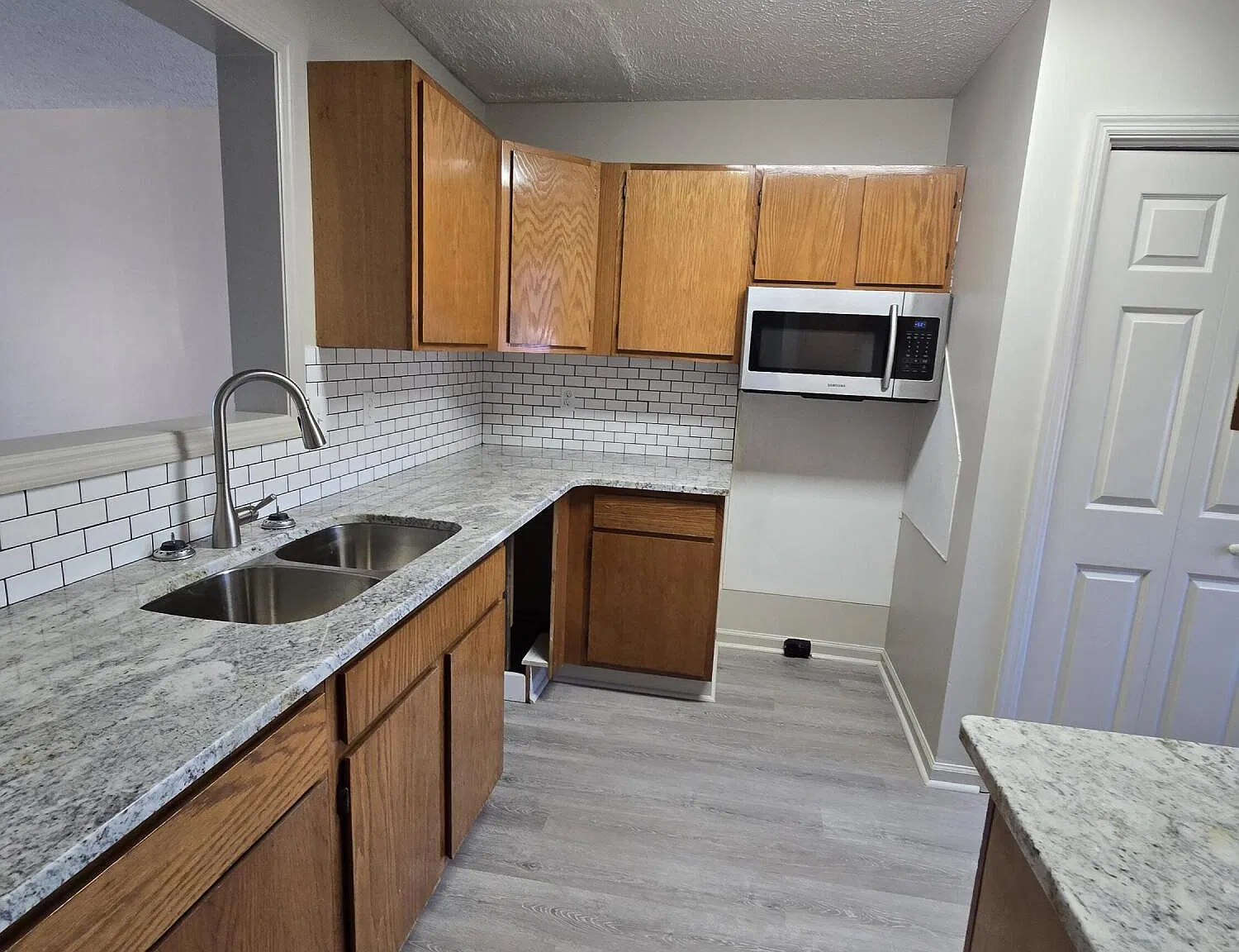 2 bed, 1.5 bath, 960 sqft, $1,300 — Photo 2