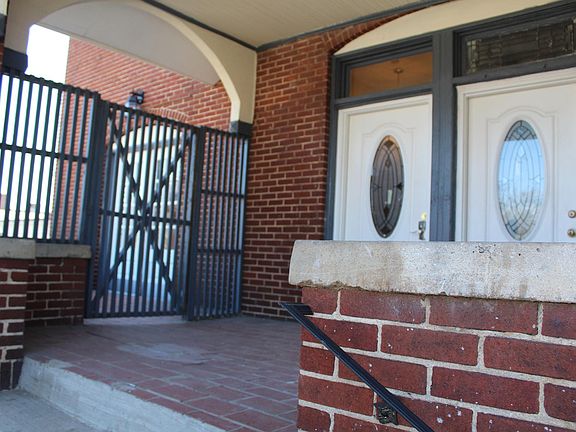 Front entrance to building (apt for rent is on the right)