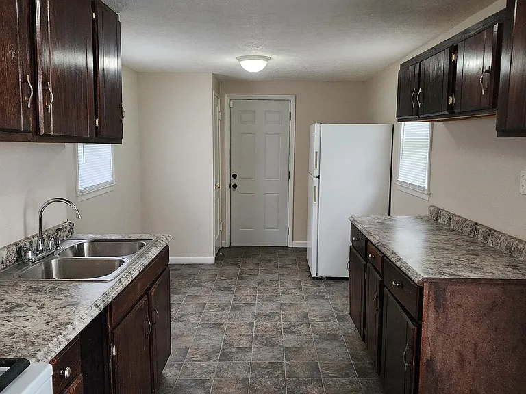 1129 Roosevelt St — Photo 7