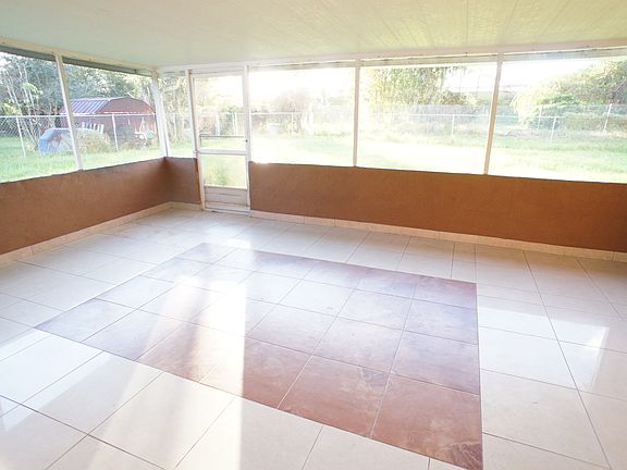 SPACIOUS SCREENED FLORIDA ROOM
