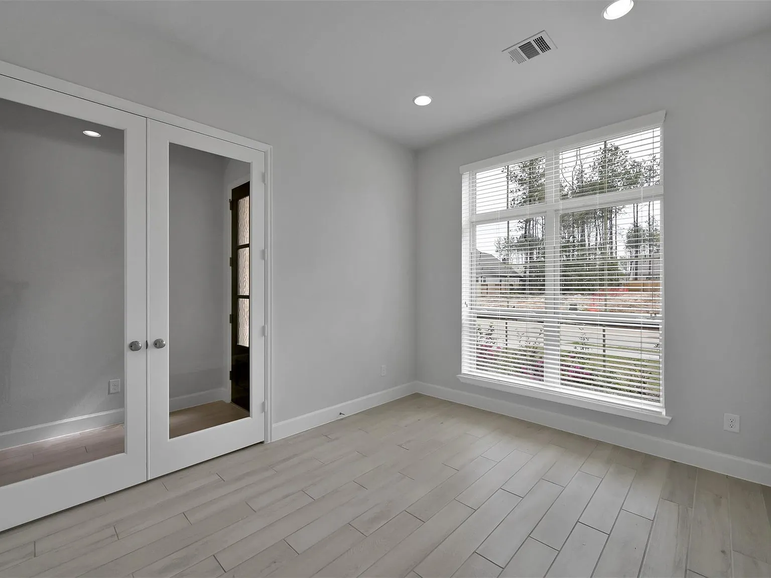 4 bed, 2.0 bath, 2105 sqft, $2,675 — Photo 4