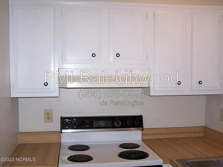 220 Foxkroft Dr — Photo 6