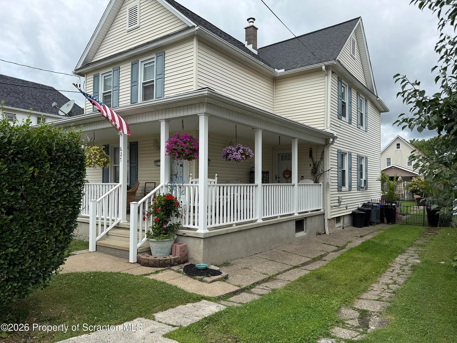 2 bed, 1.0 bath, 720 sqft, $1,200 — Photo 1