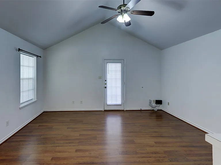 914 Sun Meadow St — Photo 5