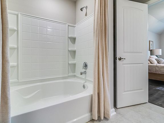 3rd image of 122 Yardley Dr