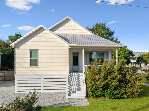 107 Adrienne Ct, Waveland, MS 39576