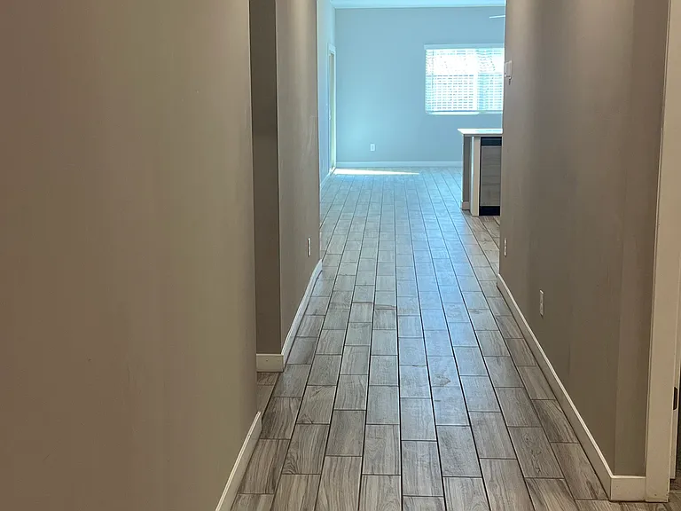 843 E Wiley Way — Photo 3