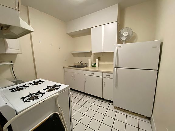 4th image of 54 Burbank St #20