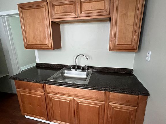 2nd image of 515 S Clinton St #3