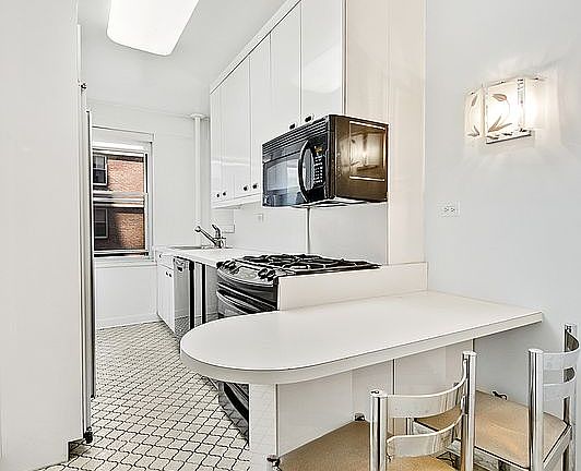 5th image of 570 Grand St #G304