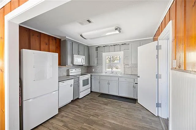 112 N Scanlan St — Photo 6