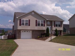 208 Chantilly Dr, Waynesboro, VA 22980