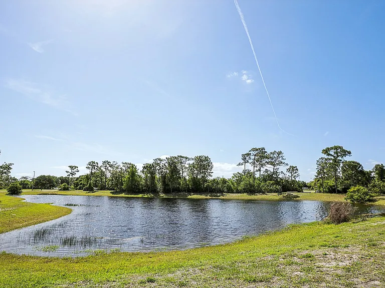 7-web-or-mls-N Wickham Rd-1404-907
