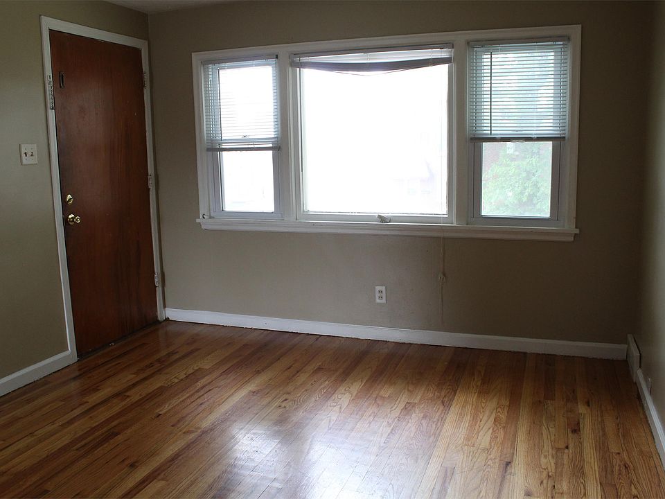 Entrance/ Living room