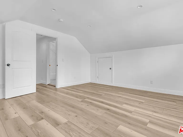 261 W 43rd Pl — Photo 23