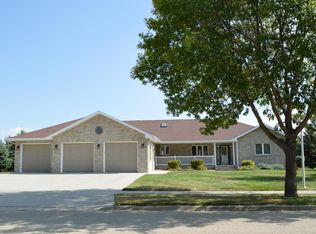 1506 Birchwood Ln, Aberdeen, SD 57401