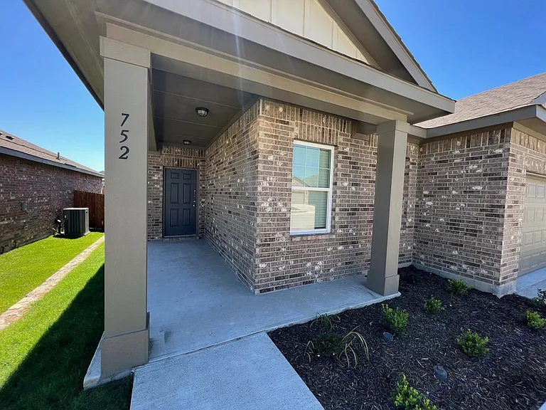 752 Richmond Dr — Photo 3