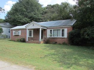 37 Delk St, Hartwell, GA 30643