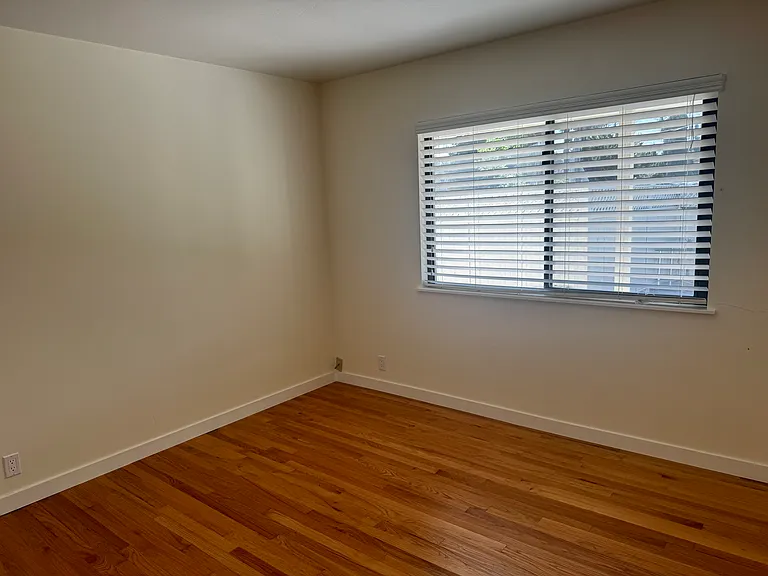 368 Redwood Ave #368 — Photo 3
