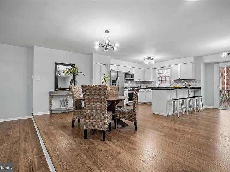 10108 Ebenshire Ct — Photo 4