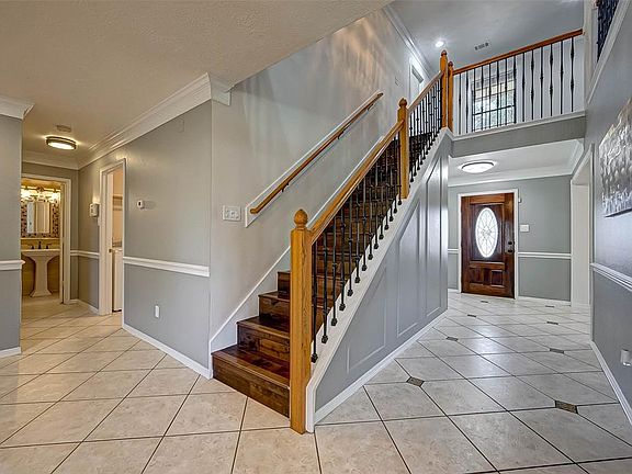 With a perspective like this one, you'll never get tired of walking through your front door!