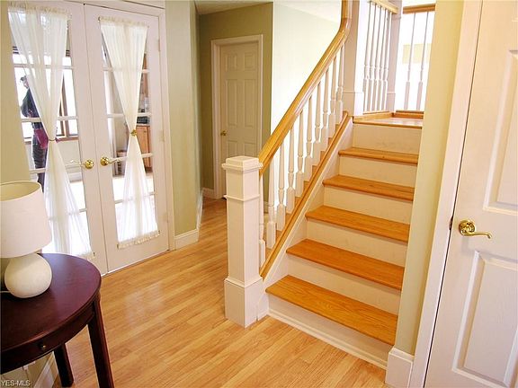 3rd image of 303 Greenbriar Dr