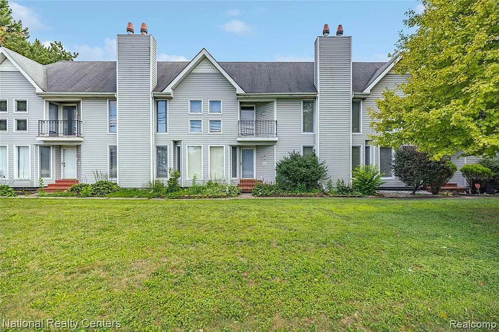 2 bed, 1.5 bath, 1323 sqft, $1,600 — Photo 2