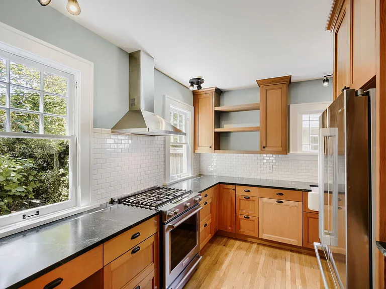 1522 E Howe St — Photo 9