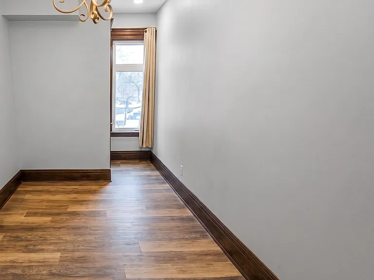 970 King St E #1 — Photo 10