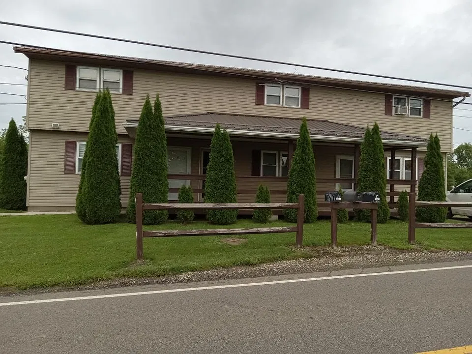 Front of 3 Unit Town Home Apartment