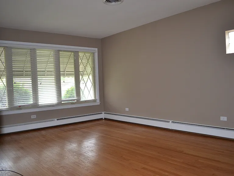 9647 S Sacramento Ave — Photo 4