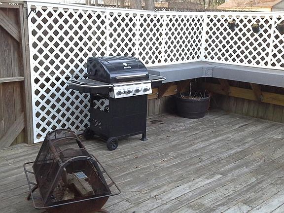 Large enclosed deck, perfect for entertaining, shed storage